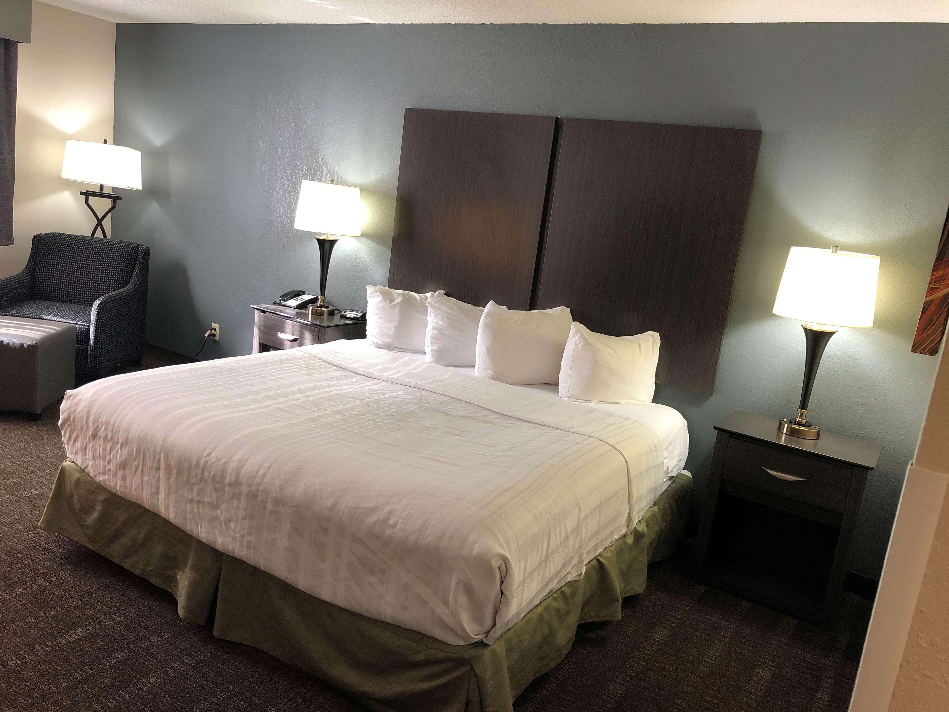 Baymont By Wyndham Chester Il Exterior photo