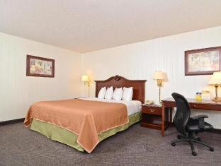 Baymont By Wyndham Chester Il Room photo