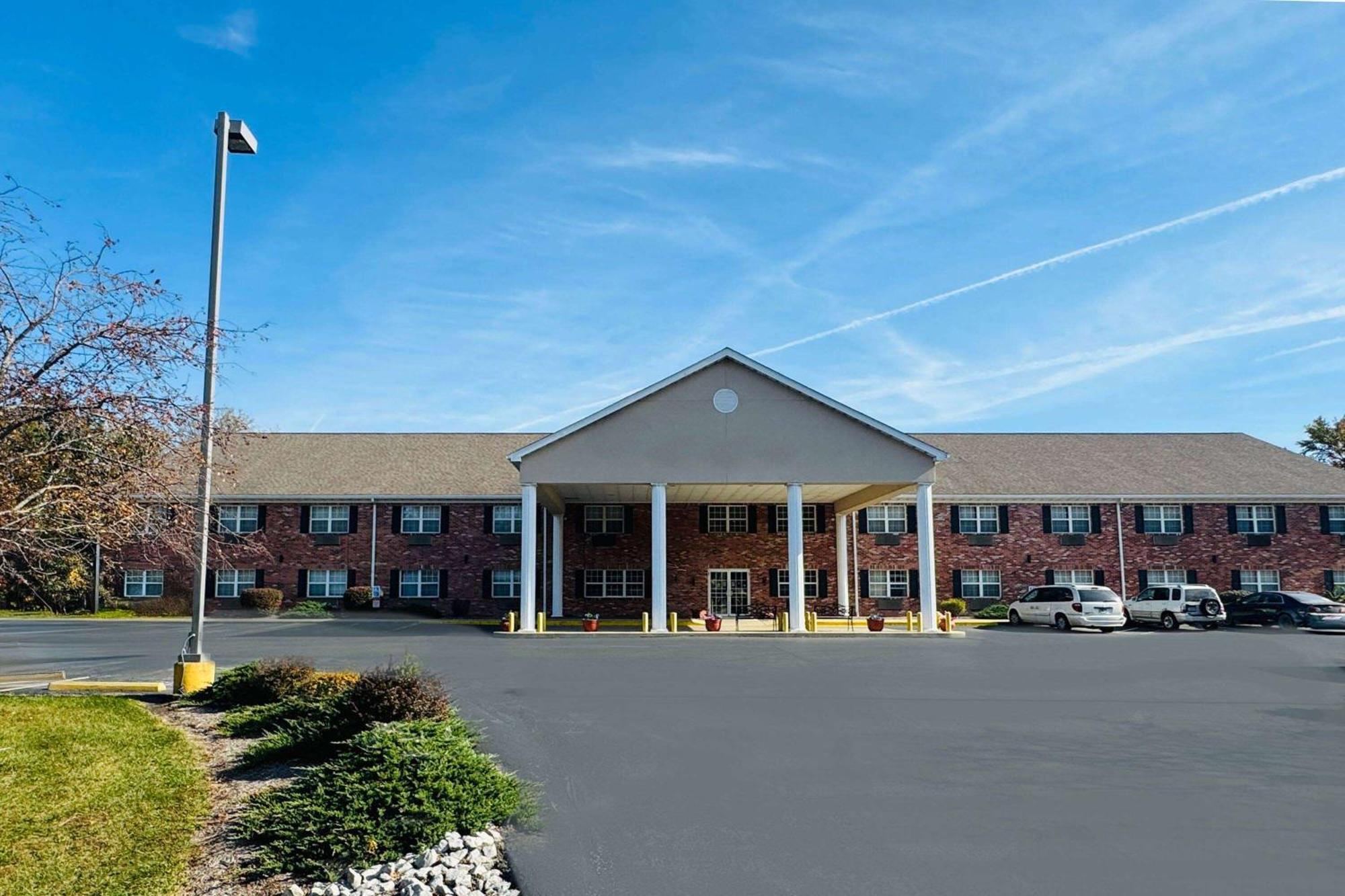 Baymont By Wyndham Chester Il Exterior photo