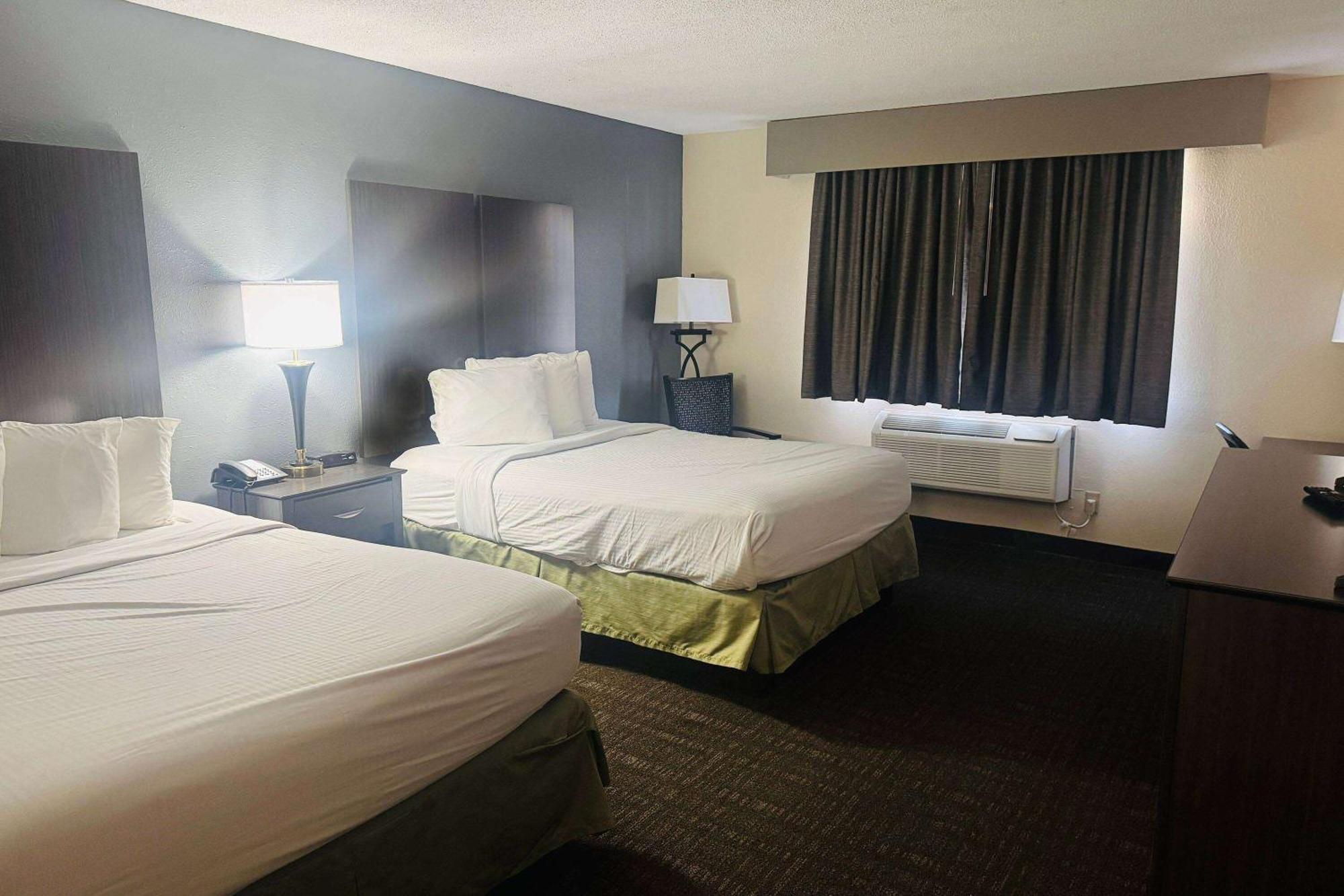 Baymont By Wyndham Chester Il Exterior photo